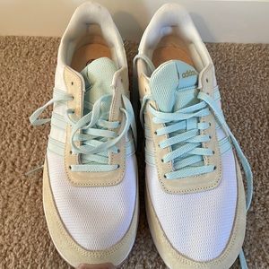 Adidas women’s Run 70s